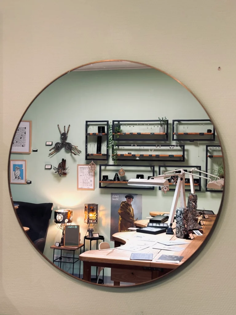 Vue de l'atelier Arzis via un miroir