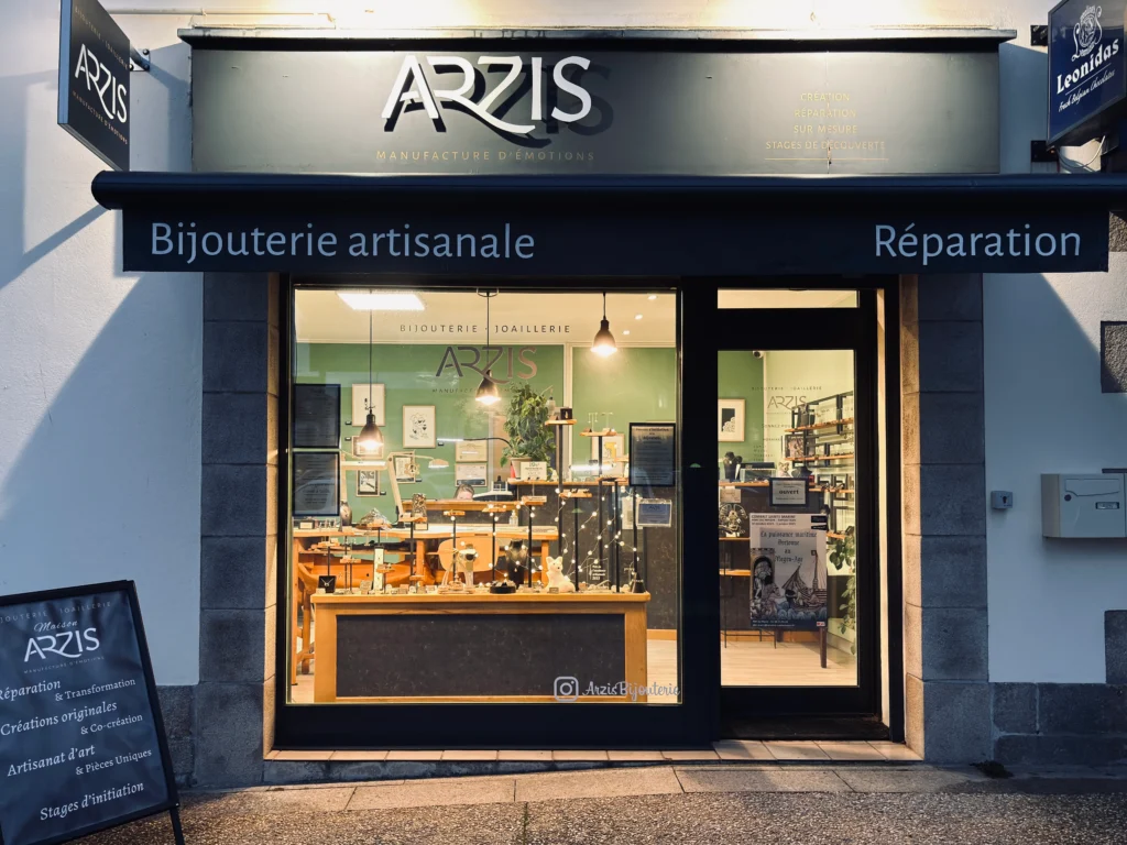 Vue sur la vitrine de la boutique Arzis